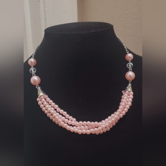 Light Pink Embedded Beaded Necklace. 🌴 - Picture 6 of 6